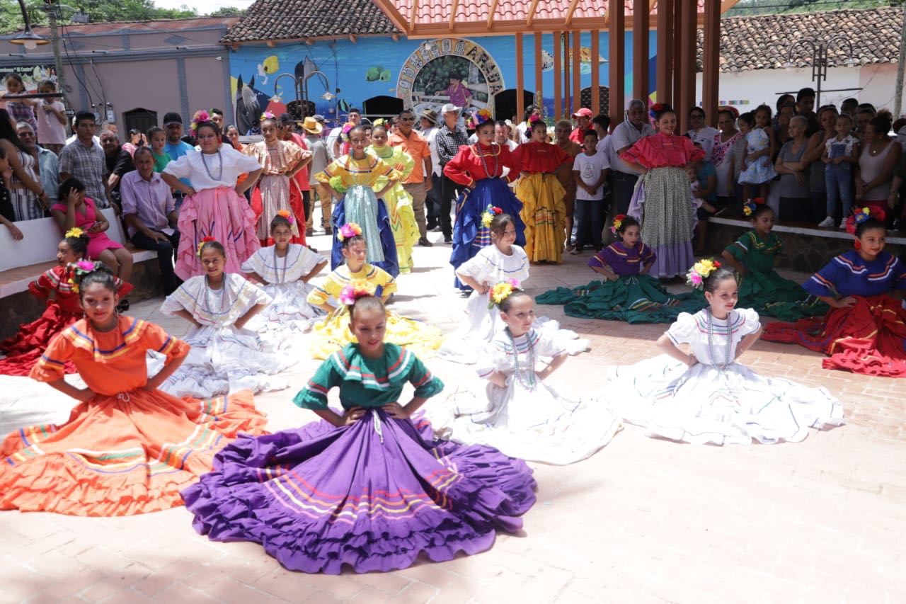 Presidente visitó la ciudad muralista de Arada, SB